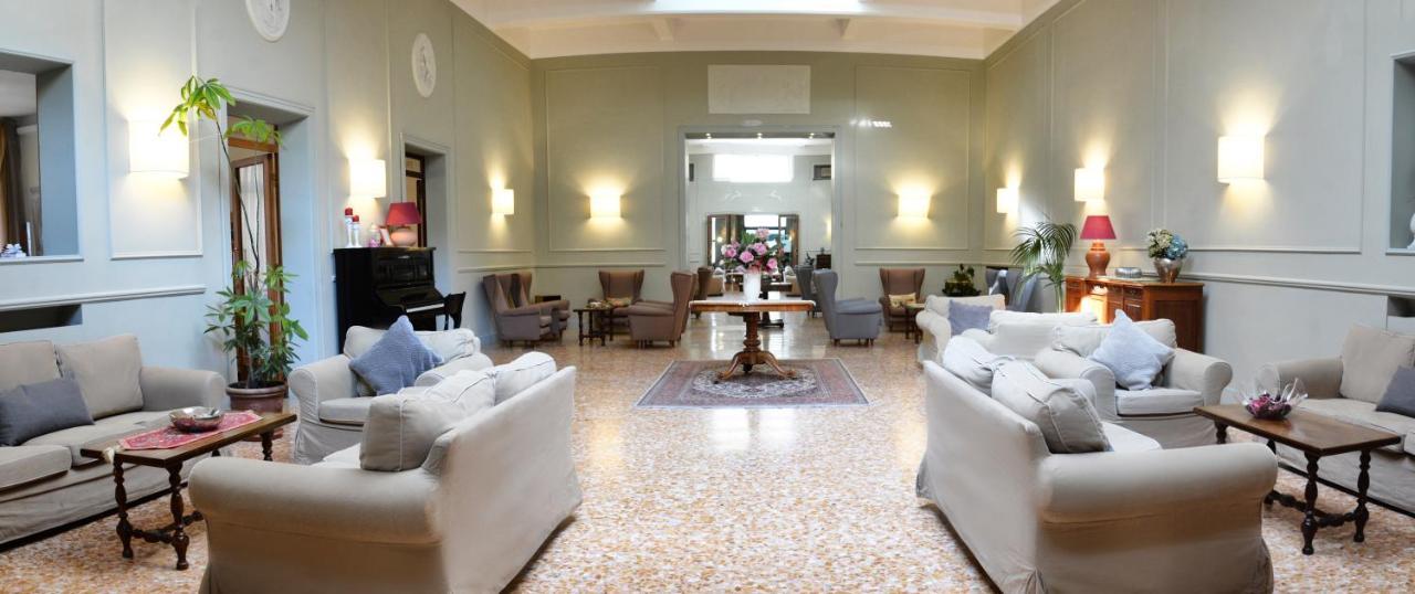 Hotel Touring Wellness & Beauty 퓨기 외부 사진